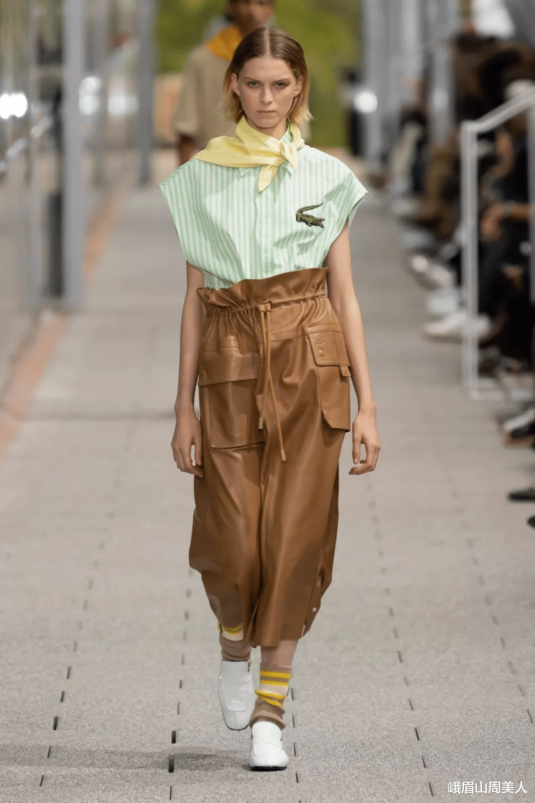 穿衣搭配|?收起你的阔腿裤！今年流行这“三种”裤子，40岁女人穿更时髦减龄