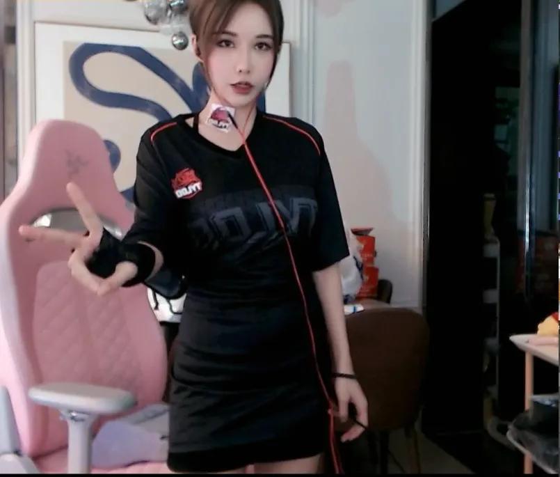 csgo|这个应援宝贝“太顶了”，CSGO比赛引热议，真就醉翁之意不在酒