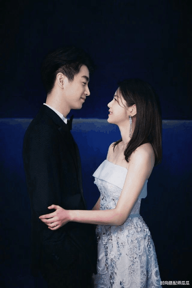 穿衣搭配|陈妍希很懂扮“小女人”，一袭蕾丝裙走红毯，身材纤细真给陈晓长脸