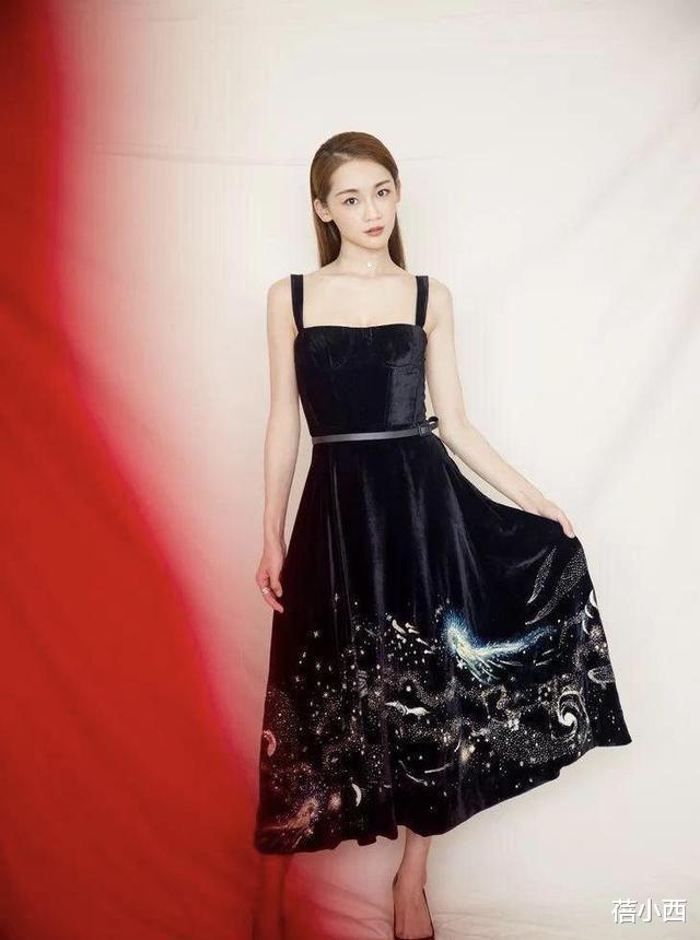 邹元清|郑恺老婆苗苗的气质真天然，穿T恤配印花裤就出门，根本无需美颜