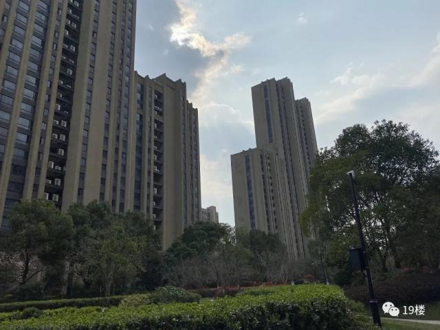 半岛晨报 小区地下车库被大爷大妈\＂占了\＂! 业主怒了, 阿姨们却很委屈