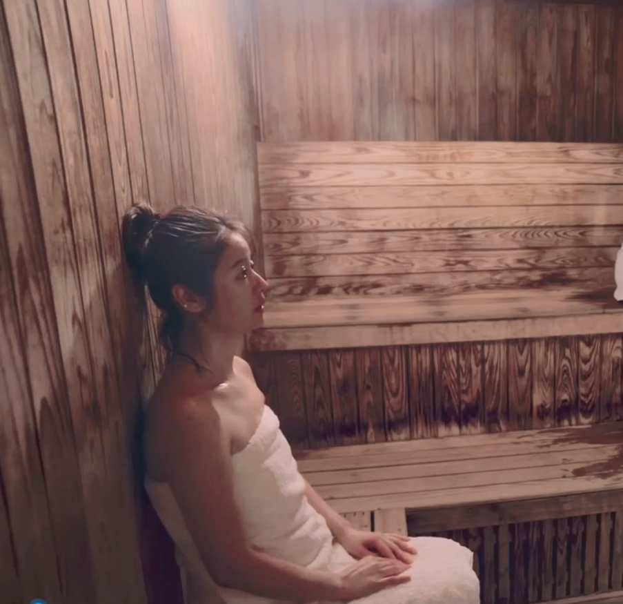 林心如|45岁林心如再演少女，蒸桑拿戏暴露实际身材，排骨胸手臂粗壮