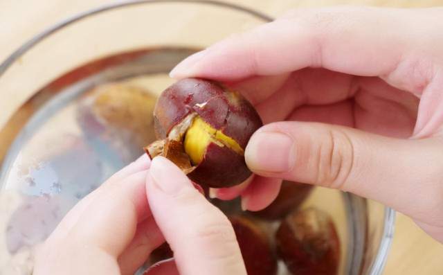 才知道，板栗去壳别用筷子和瓶盖了，教你一招，1秒3个太实用了