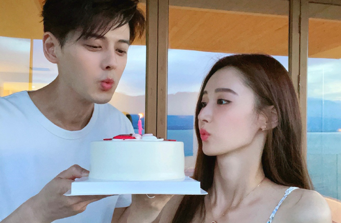 官宣|否认恋情两年如今终于官宣！童年偶像选择了比自己小19岁的女孩