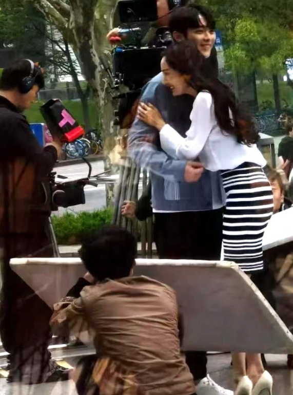 许凯|杨幂演吻戏遭围观，害羞趴许凯肩上笑场，男方拍完即用纸巾擦嘴