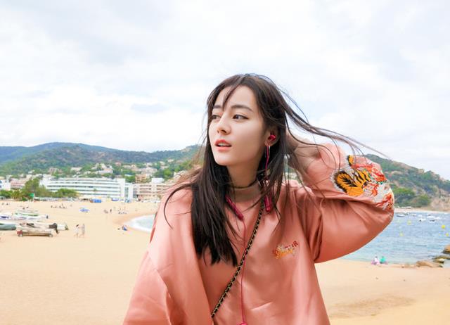 迪丽热巴|有种“魔法”叫迪丽热巴的袜子,明明能摸到,穿上却只剩一层滤镜