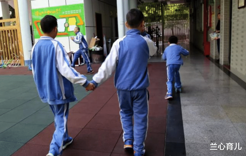 兰心育儿|孩子穿一样的校服，老师还是能看出贫富，原因现实且无奈