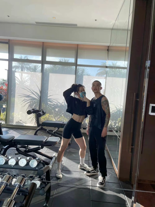 gai|王斯然晒自拍,亲自到机场接GAI回家,GAI被亲切称为王姐夫