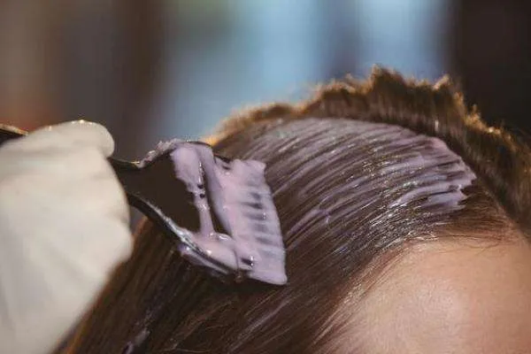 染发 年前染发注意了！操作不当会肿成“猪头”