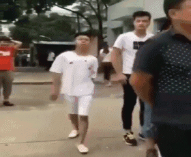 情感避风港|“军训不小心扯到同学的衣服，这是什么玩意？”是要弯的节奏吗？哈哈哈