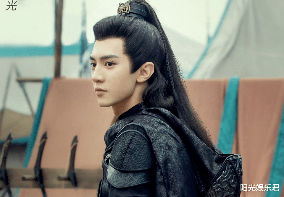 谢娜|《杀破狼》改名烽火流金，两位男主造型好还原，这是从书里抠出来的吧？