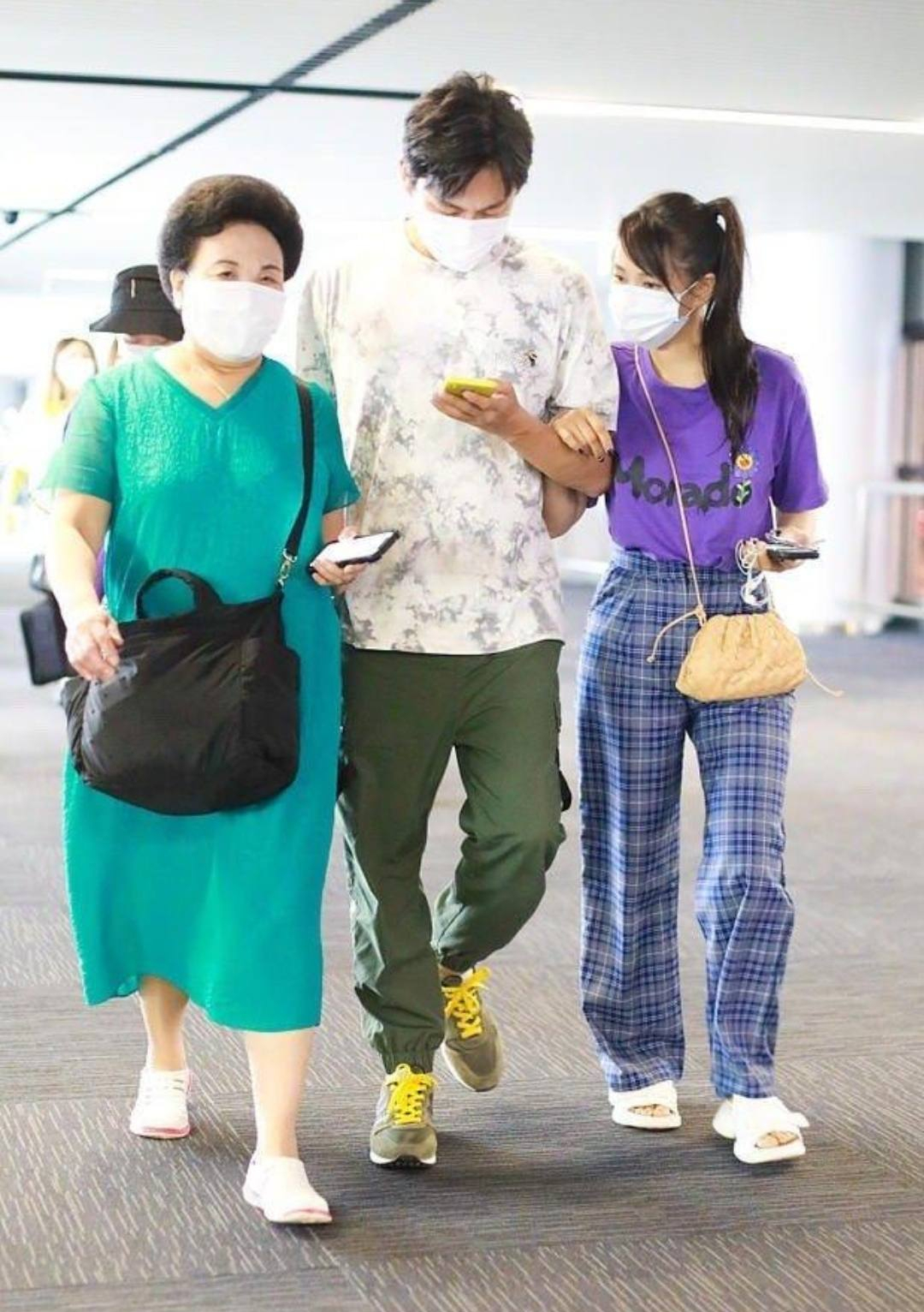潮帮先生|伊能静真把自己当小姑娘，穿格纹裤还扎高马尾，搂婆婆肩像孙女儿