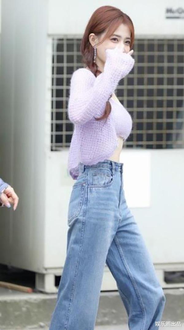 徐璐|徐璐凹造型失败，穿露脐装秀腰形，却被身后的大妈抢镜了