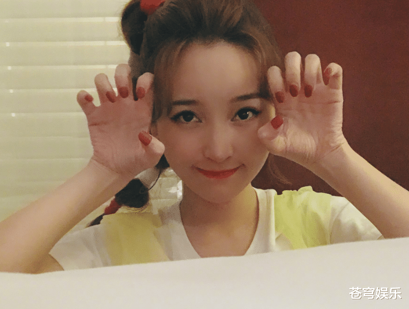 金莎|金莎晒长麦粒肿自拍，却被误会化了桃花妆，39岁的皮肤太不真实！