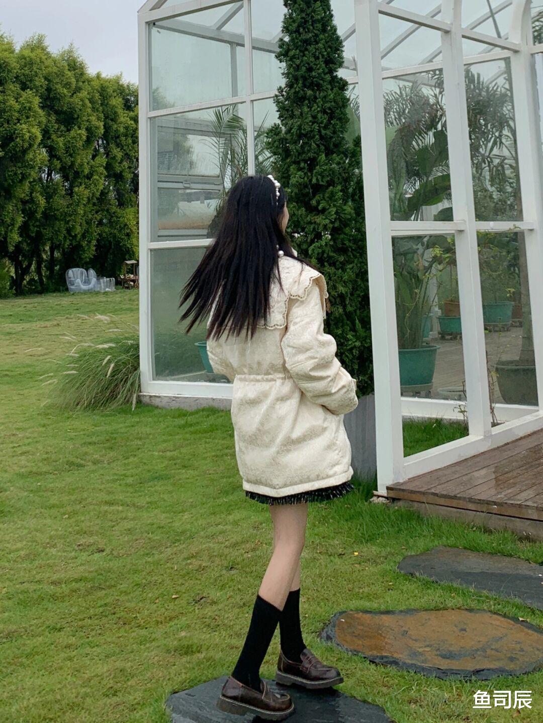 鱼司辰 周末出去约会怎么穿？蕾丝花边羽绒服+格子半身裙，保暖又好看！