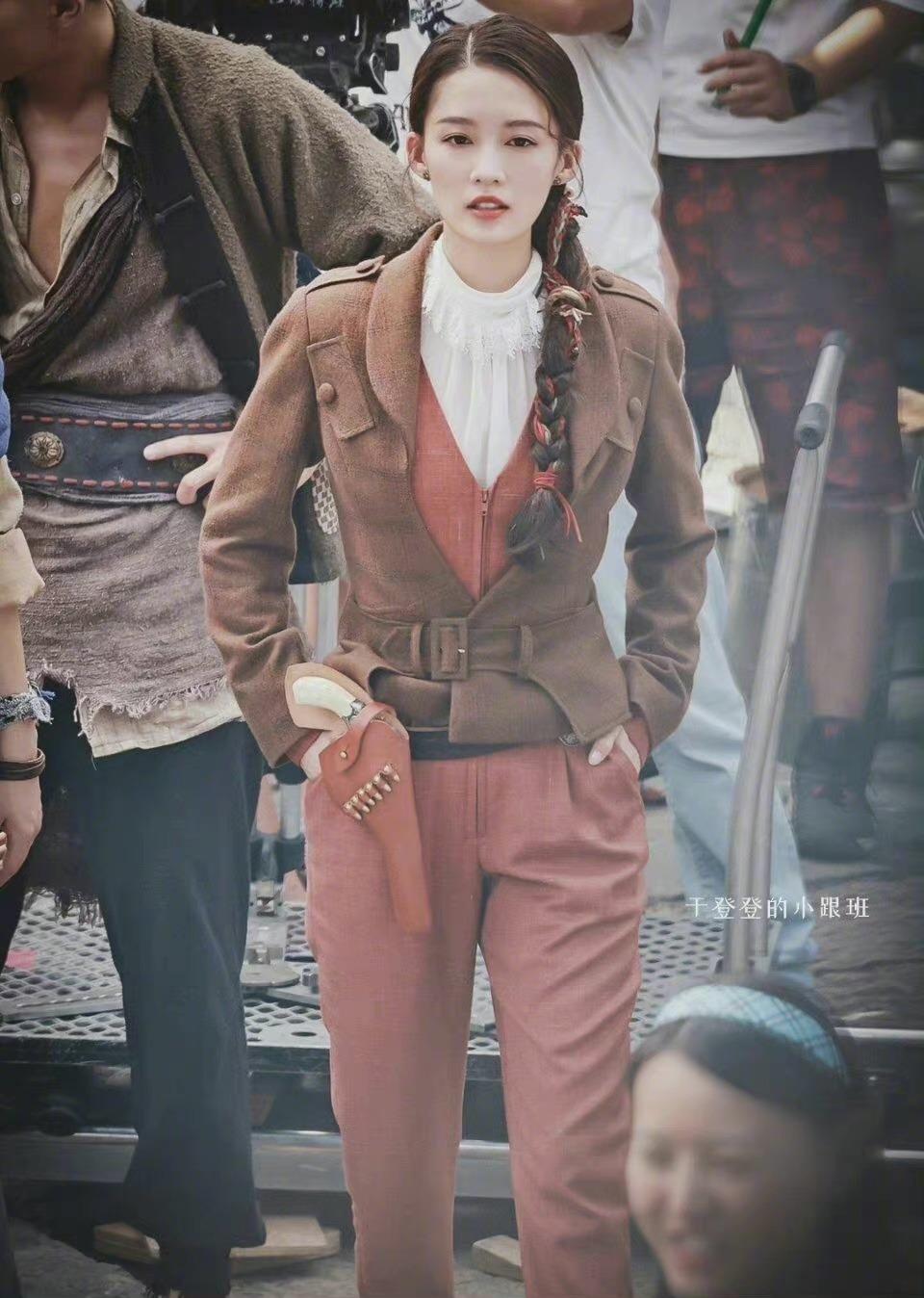 钟丽缇|《请君》主演民国造型曝光！任嘉伦冷峻霸气禁欲风、李沁英姿飒爽不失甜美