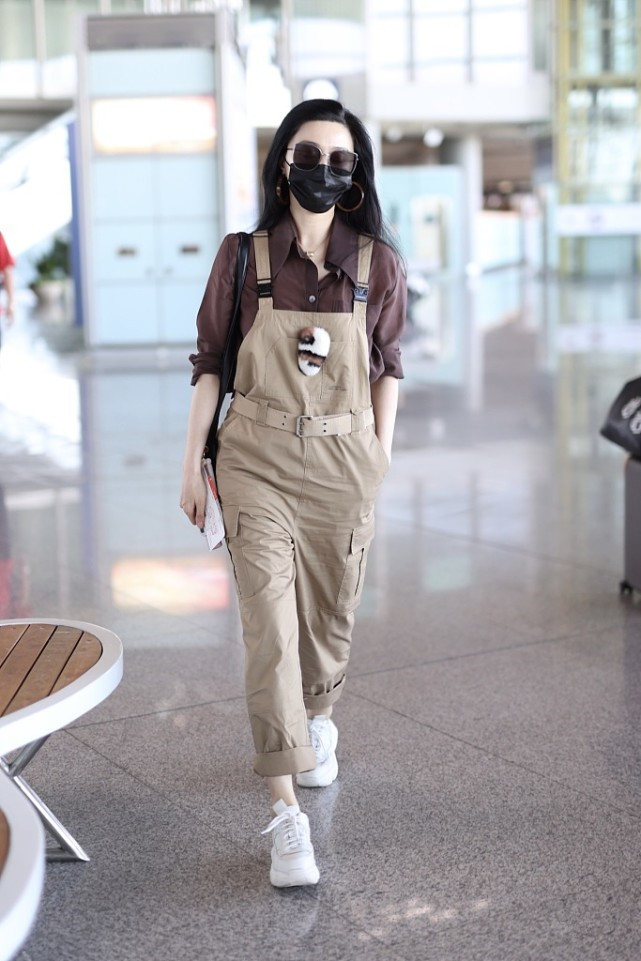 整容|范冰冰40岁又怎样？穿一条背带裤走机场，风采依旧似少女！