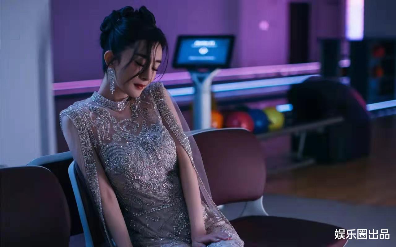 杨幂|杨幂在保龄球馆拍大片，穿镂空装赏心悦目，可惜道具拉低了高级感