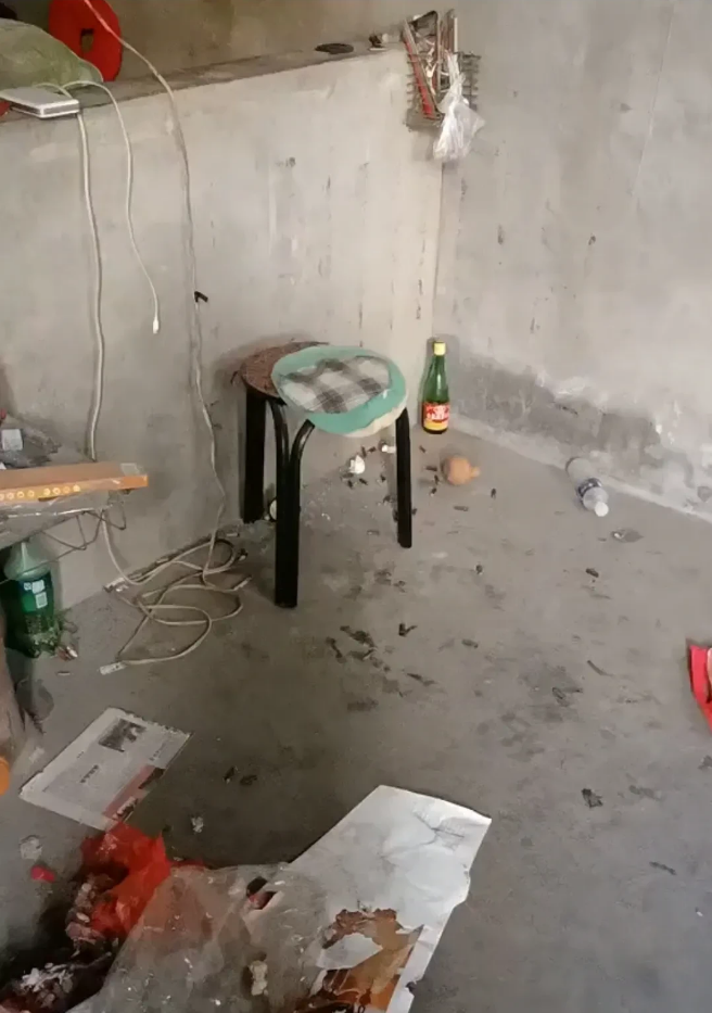 充电宝|20岁小伙天天在家玩手游,值钱东西就两样:手机和充电宝