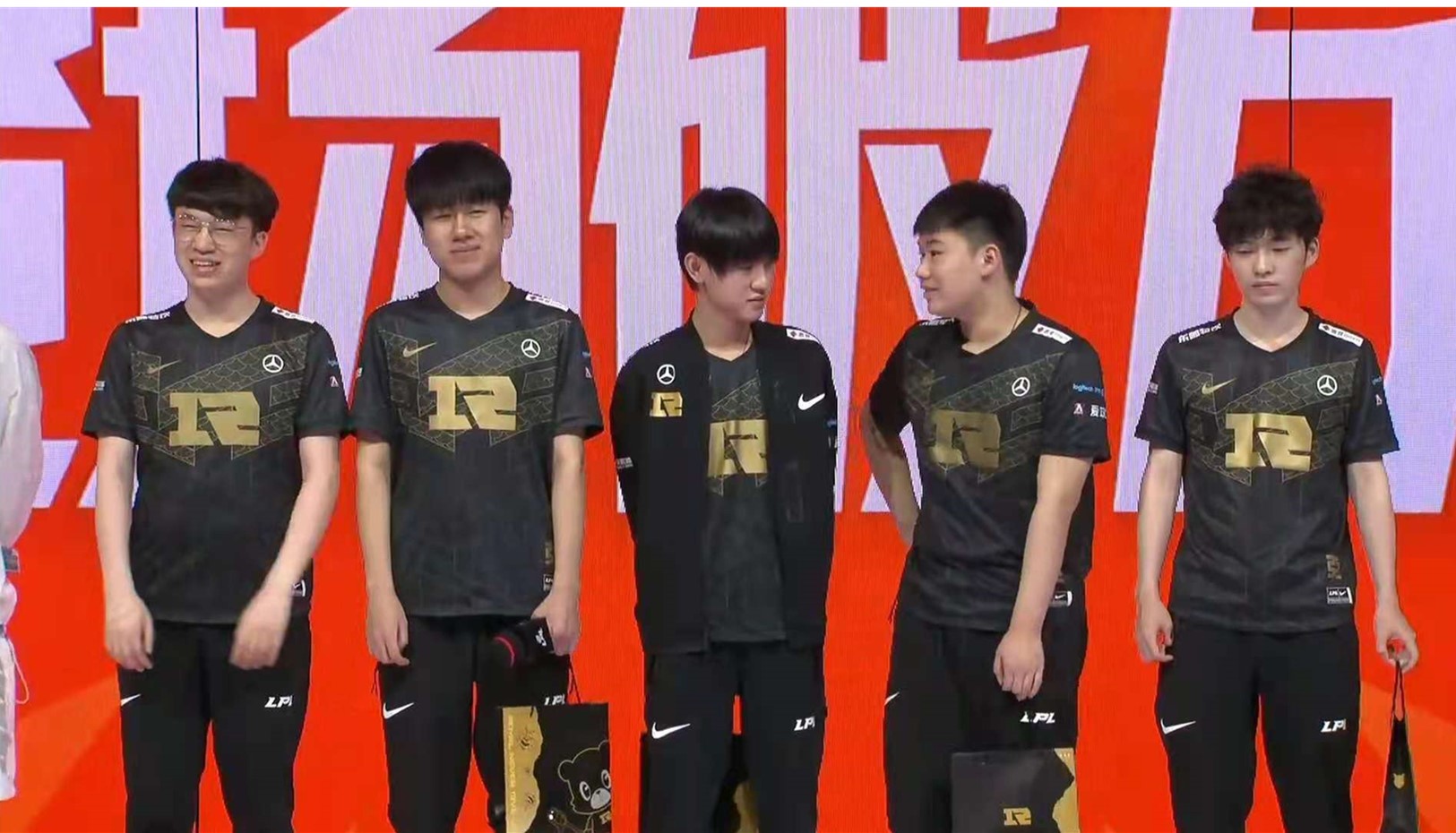 rng战队|\RNG小目标成季后赛了\，RNG拿下首胜小虎放话要以末尾进季后赛，G2发文\S+洗手图\嘲讽