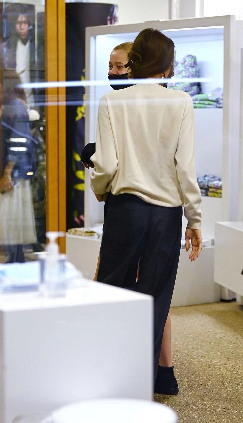 全球时尚风行 朱莉13岁龙凤胎儿子不害羞了!一身黑帅成小鲜肉,双手插兜在耍酷