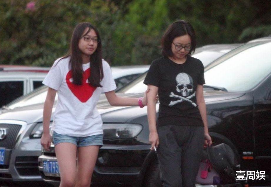 闫妮|50岁闫妮庆生，素颜出镜太真实，离婚17年，依然把前夫当成亲人！