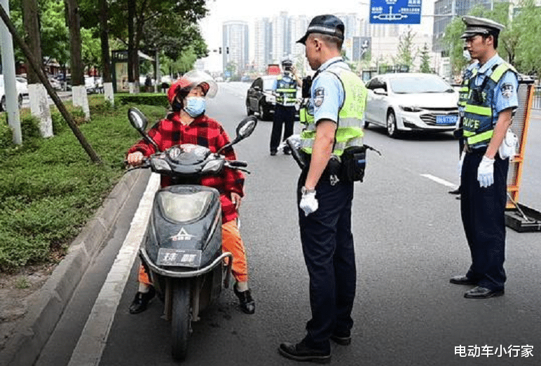 电动车小行家 电动车遇到查车,为啥有车主会选择弃车?了解原因后:他们很聪明