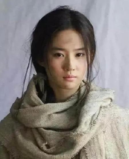 房姐地产观 杨超越乞丐装扮被狂吐槽！妆容精致似公主，网友：干净到出戏