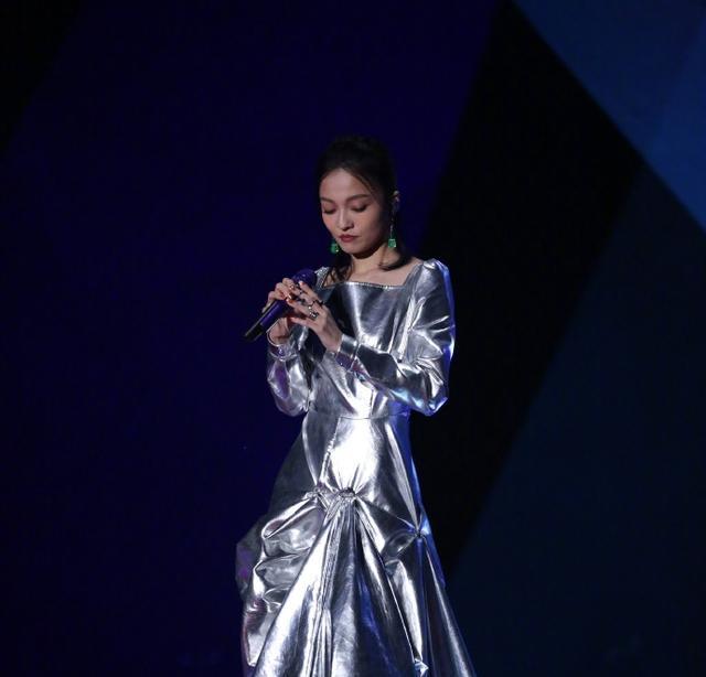 张韶涵|38岁张韶涵晒美照,网友:这发型让发量看起来有点感人