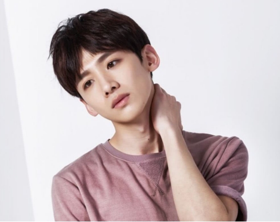 白敬亭|白敬亭挺好玩的，话不是特多那种，但是一说话就很逗