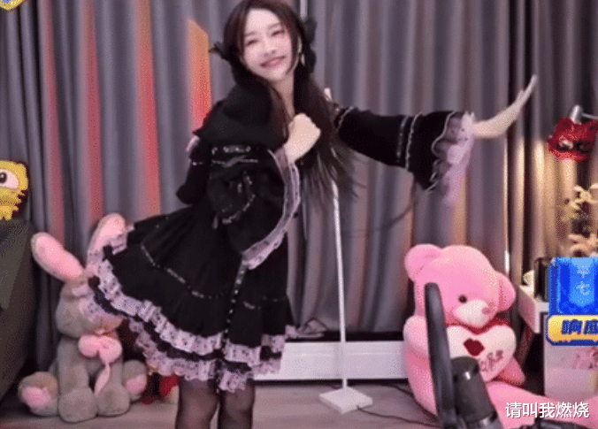 腐团儿|又一位女主播凭借LOL成功出圈,林七七女仆装爆火,腐团儿危险了!