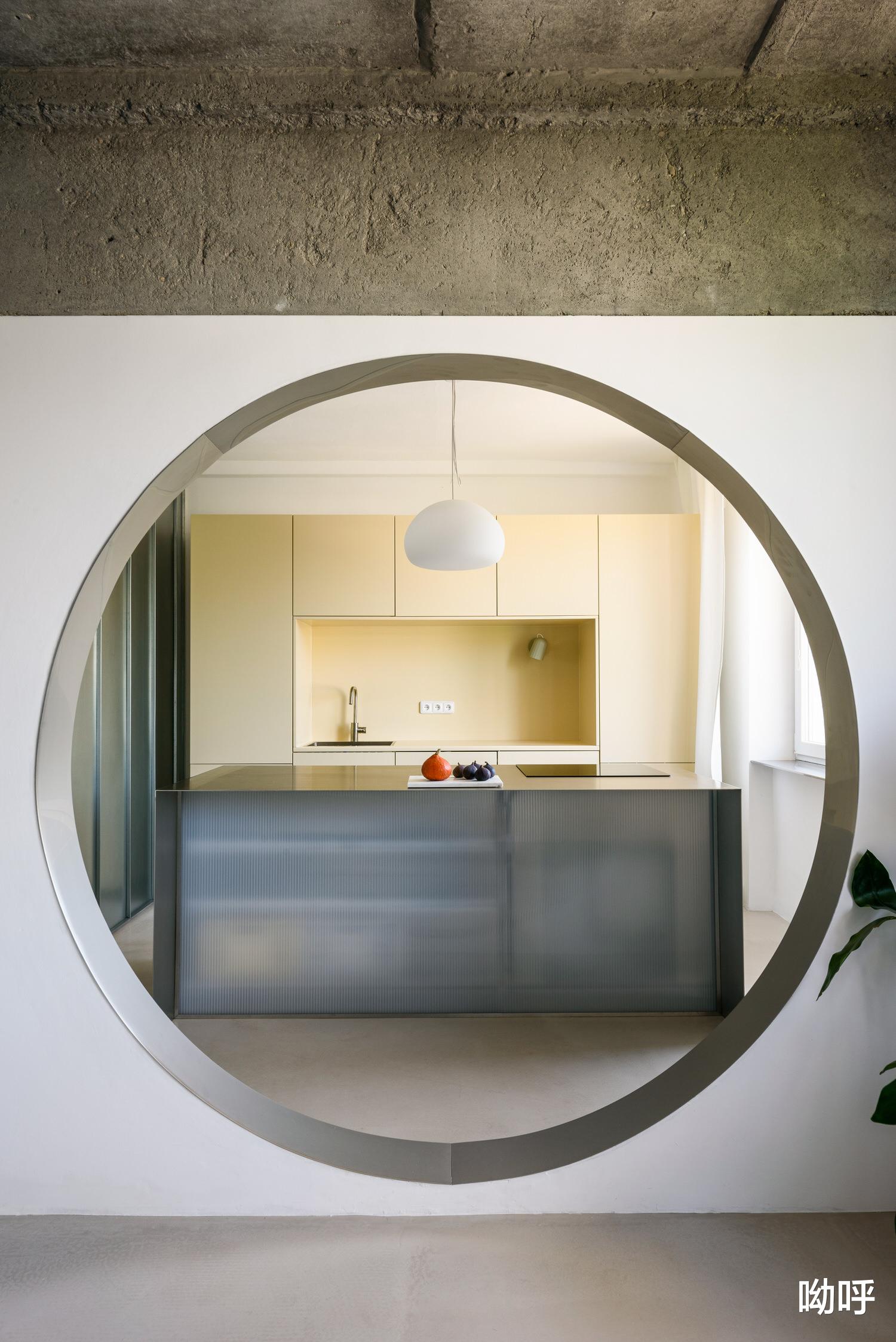 大胆的极简主义：Alan Prekop两室公寓