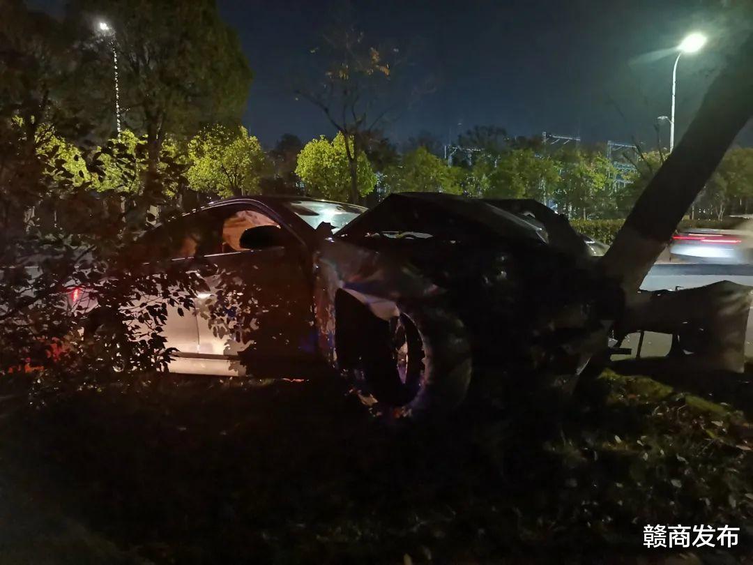 事发赣州!油门当刹车 宝马变“废铁”