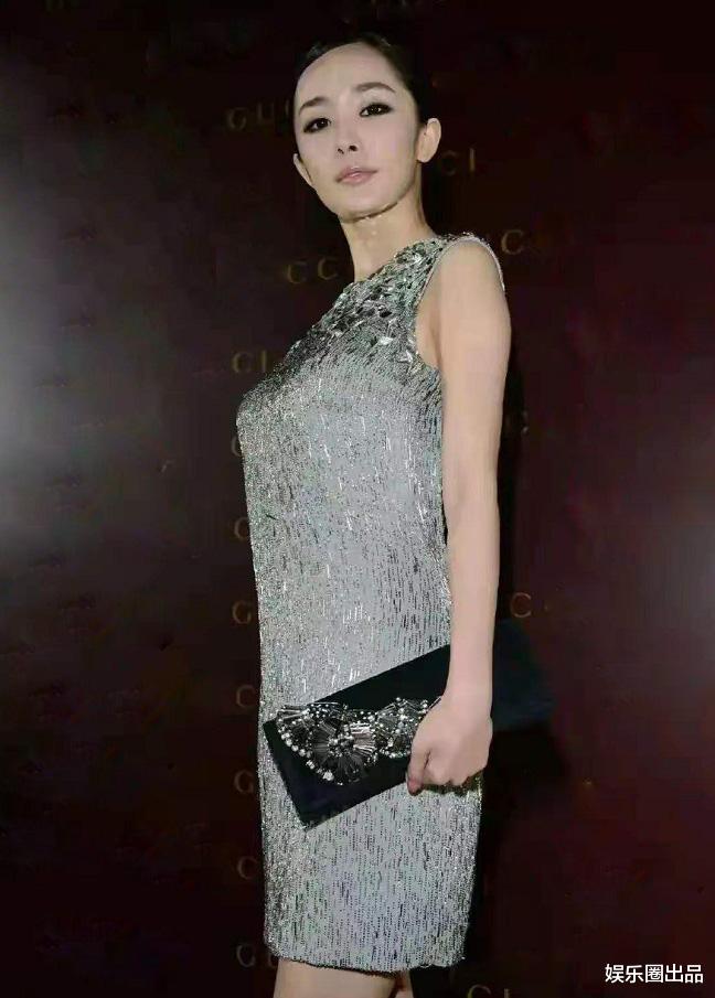 杨幂|杨幂活动生图被扒，穿无袖装气质优雅，背部状态成了关注焦点