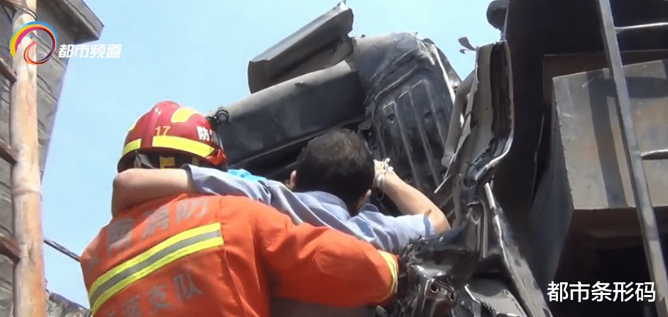 都市条形码 小车随意变道引车祸 大车驾驶员被困车内