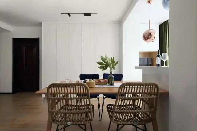 70㎡轻奢北欧2室2厅，舒适与优雅兼备，灰白基调+墨绿色软装！