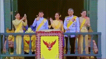 当年的明月|威廉阳台下蹲被制止，思凡蕊公主阳台开心拍照，两王室礼仪差距大