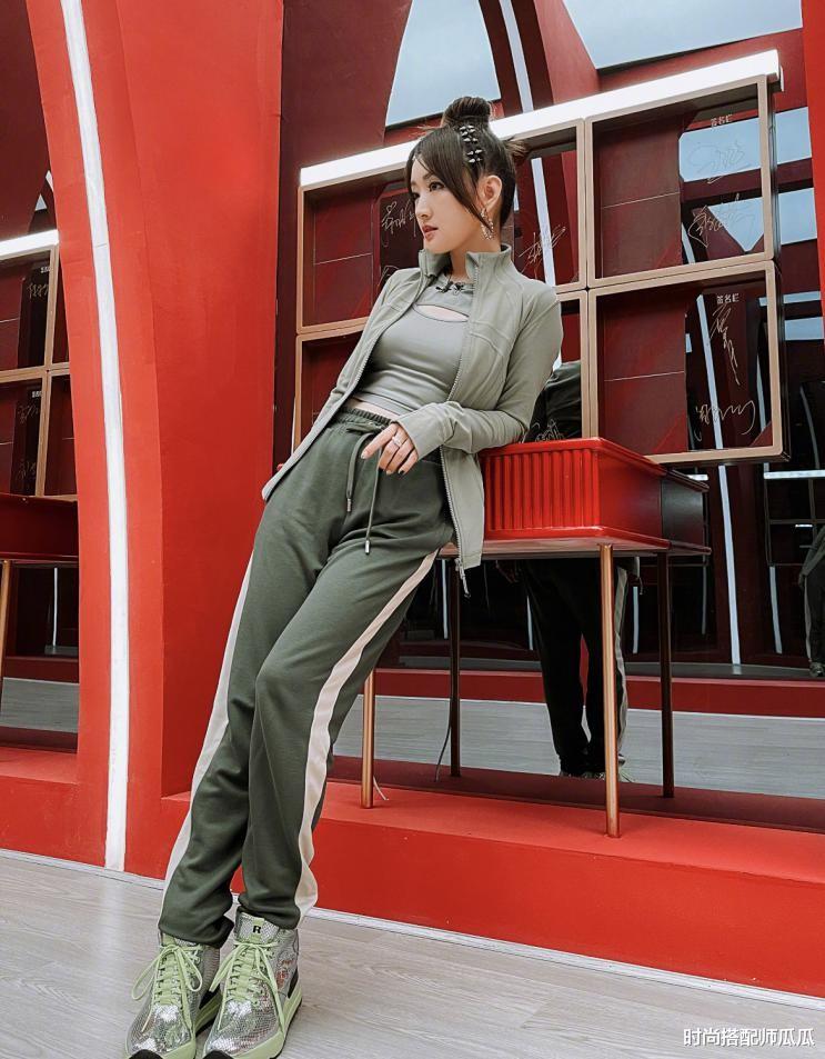 穿衣搭配|杨钰莹这次真不太美，“奶奶造型”压气质又沉闷，看着老十岁不止