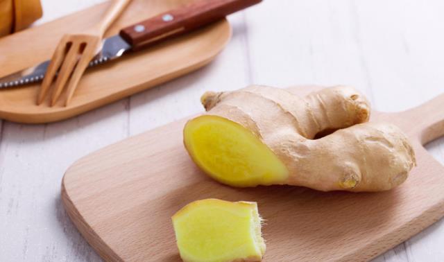 睡眠|睡前在脚底抹点生姜汁，一星期后，身体或会有三个“喜人”的变化