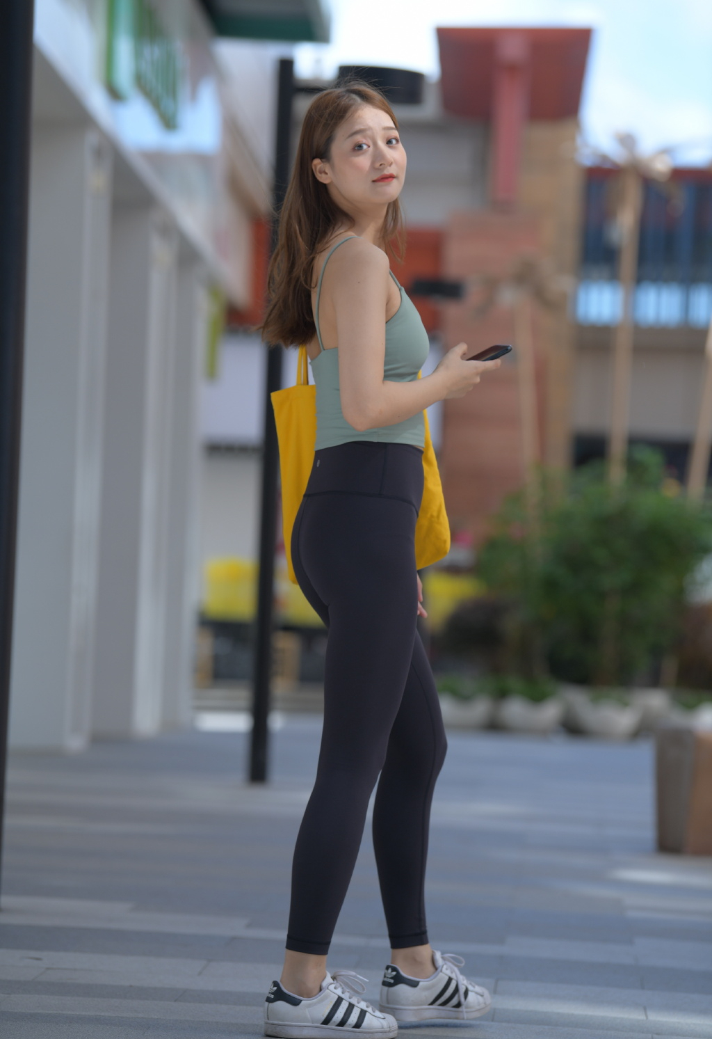 坎叔说时尚|身材好就是任性，运动风的紧身裤也能这么好看，尽显个人魅力！