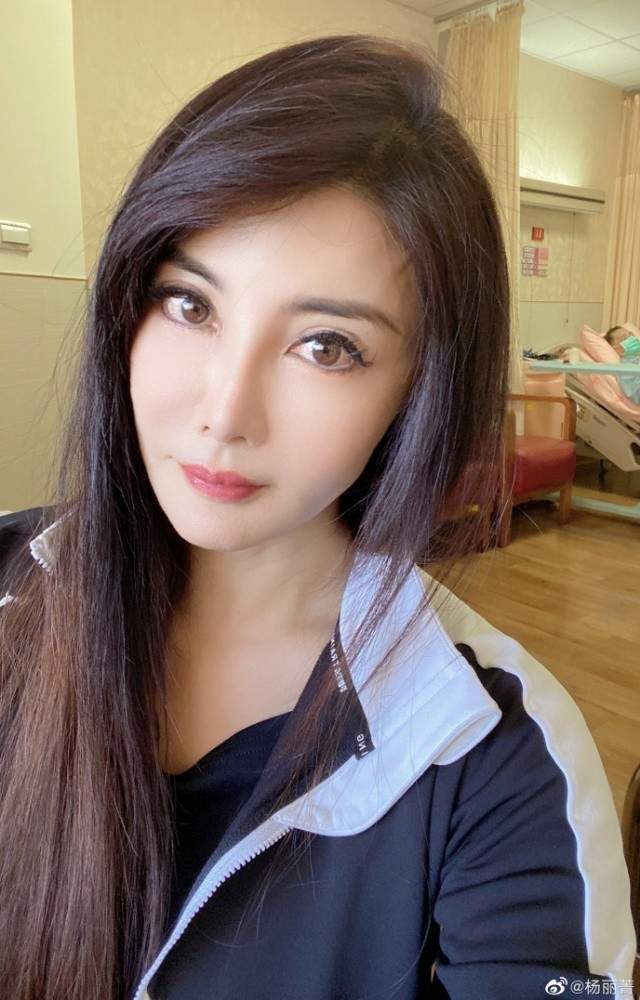 杨丽菁 52岁女打星陪爸爸医院看病，竟遭陌生女子辱骂殴打，疑与言论有关