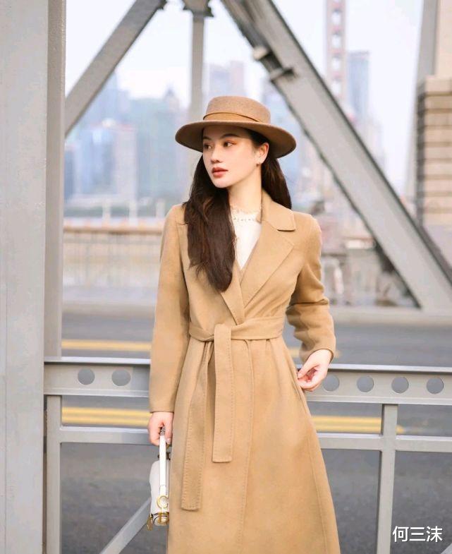 何三沫 不要只会穿裤子过冬,可以尝试连衣裙搭配大衣,既温柔又有魅力