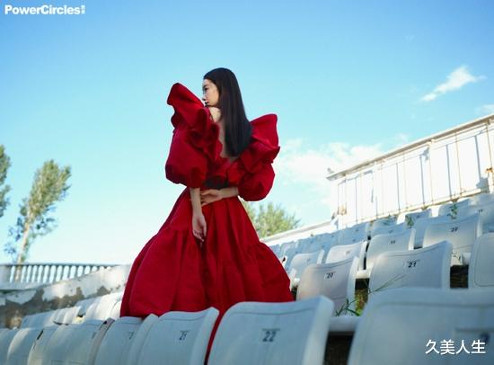 久美人生|张小斐杂志大片曝光 红与黑双色对比尽显时尚态度