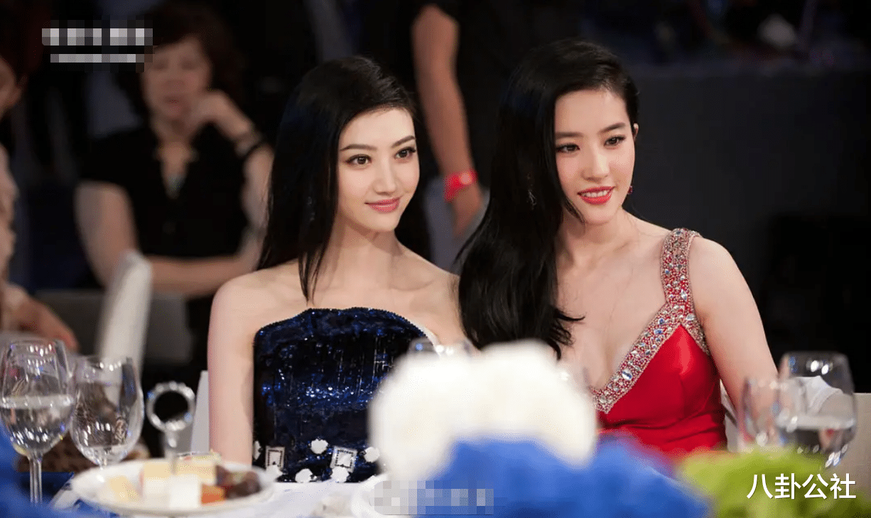 刘亦菲|刘亦菲真比美标杆,皮肤比倪妮还白好多,和李沁同框美得很突出了