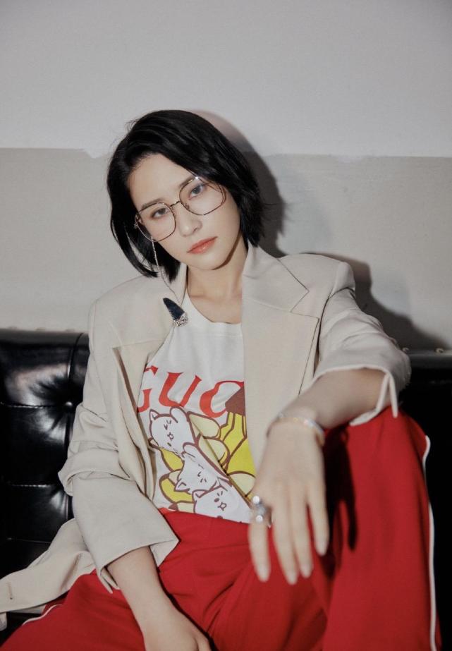 GD时尚爆|何超莲秋日西装混搭，米色西装配大红色裤子，气场1米8