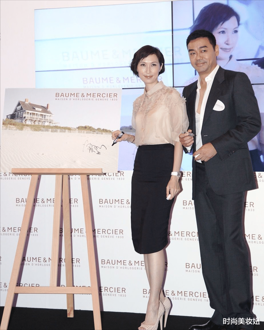 时尚美妆妞|刘青云把老婆宠成公主，郭蔼明穿薄纱衬衫配包臀裙，高级大气