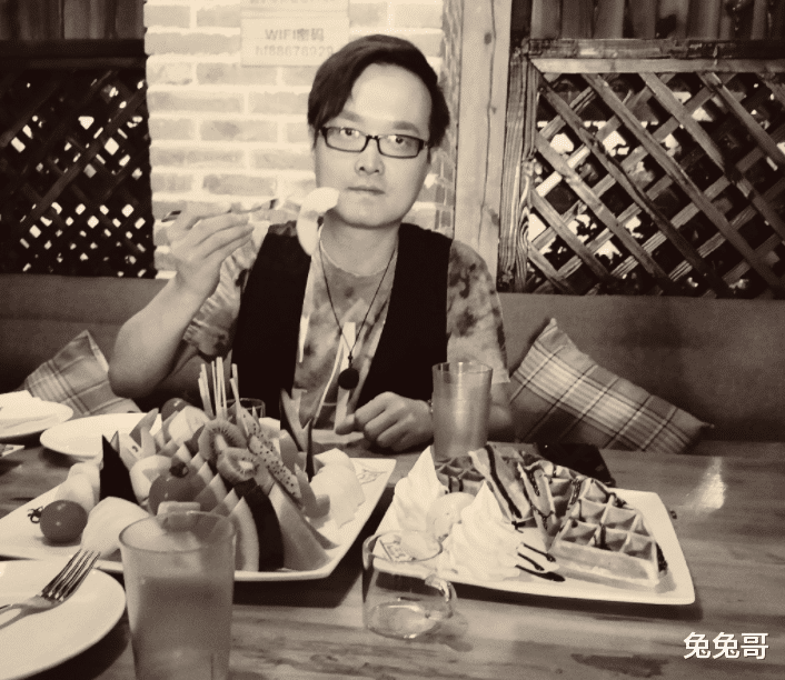 聚会|39岁歌手海峰自杀去世，好友透露他自杀前曾发消息告别