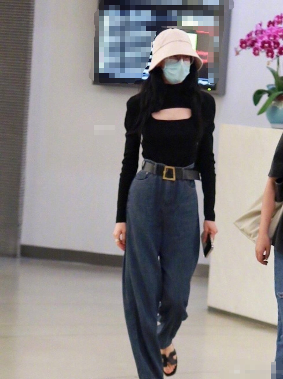 时尚课|迪丽热巴现身机场，穿镂空衣配阔腿裤，腕线过裆引好评