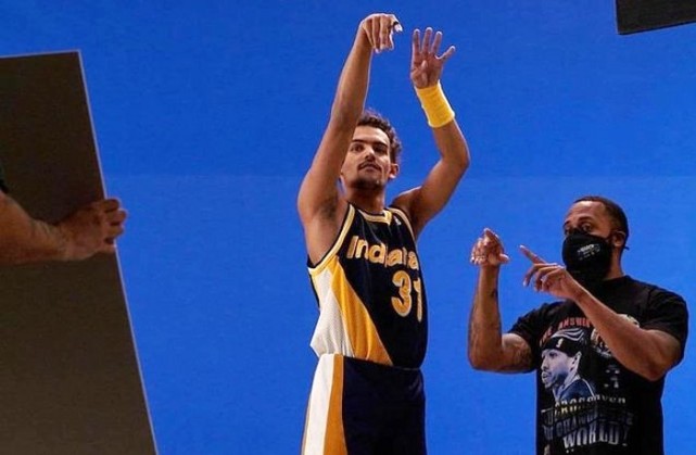 米切尔|NBA球星75周年模仿秀！杜兰特披上马刺44号球衣，米切尔变闪电侠