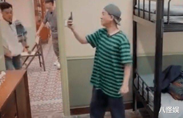 陈小春|宠妻十足!陈小春偷偷为应采儿买戒指,与工作人员合影被赞好温柔